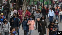 Personas con tapabocas caminan a lo largo del bulevar Sabana Grande en Caracas, Venezuela. Noviembre 4, 2020.