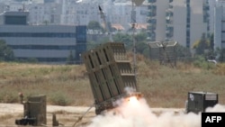 Rudal yang diluncurkan baterai "Iron Dome", sistem pertahanan rudal jarak pendek milik Israel.