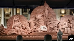 el Papa Francisco ora frente a un pesebre después de celebrar la misa de la víspera de un año nuevo en la Basílica de San Pedro en el Vaticano, el 31 de diciembre de 2018.