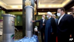 Presiden Iran Hassan Rouhani (kedua dari kanan), meninjau ekshibisi pencapaian nuklir Iran bersama sejumlah pejabat, di Teheran, Iran, 10 April 2021.