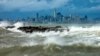 Las olas rompen en los arrecifes en Alameda, California, con el contorno de la ciudad de San Francisco al fondo el 4 de febrero de 2024.