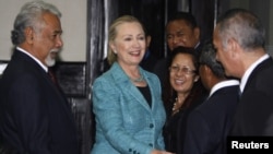 Secretária de Estado, Hillary Clinton, cumprimenta membros do gabinete do Primeiro-ministro timorenses, Xanana Gusmão, em Dili