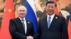 ARCHIVO - El presidente ruso Vladimir Putin le da la mano al presidente chino Xi Jinping durante una reunión en el Foro de la Franja y la Ruta en Beijing, China, el 18 de octubre de 2023.
