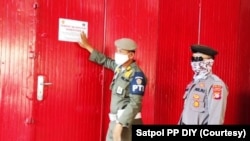 Petugas menyegel ruang usaha yang tetap buka di tengah PPKM Darurat di Yogyakarta. (Foto: Courtesy/Satpol PP DIY)