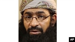 ARCHIVO: Esta fotografía proporcionada por el programa de Recompensas por la Justicia del Departamento de EEUU muestra a Jalid al Batarfi, líder de la rama de Al Qaeda en Yemen. 