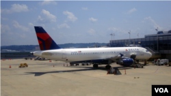 FILE - A Delta Airlines passengers plane just arrived at the Ronald Reagan-Washington National airport, just outside Washington, DC. (VOA/Diaa Bekheet)