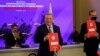 El viceprimer ministro ruso, Yury Borisov, muestra documentos firmados con el ministro de Petróleo de Venezuela, Tareck El Aissami, mientras el presidente de Venezuela, Nicolás Maduro, observa durante su visita a Caracas, Venezuela, el 16 de febrero de 2022. Foto: Reuters.