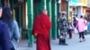 在距离洞朗不远的印度城市大吉岭，街头偶尔可见来自不丹的喇嘛。（美国之音朱诺拍摄，2016年10月20日）