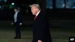 El presidente Donald Trump llega al Jardín Sur de la Casa Blanca, el lunes 10 de febrero de 2025, en Washington.