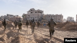 Soldados israelíes operan en la Franja de Gaza, en medio del conflicto en curso entre Israel y el grupo islamista palestino Hamás, en esta fotografía publicada el 20 de enero de 2024. [Foto: Archivo / Reuters] 