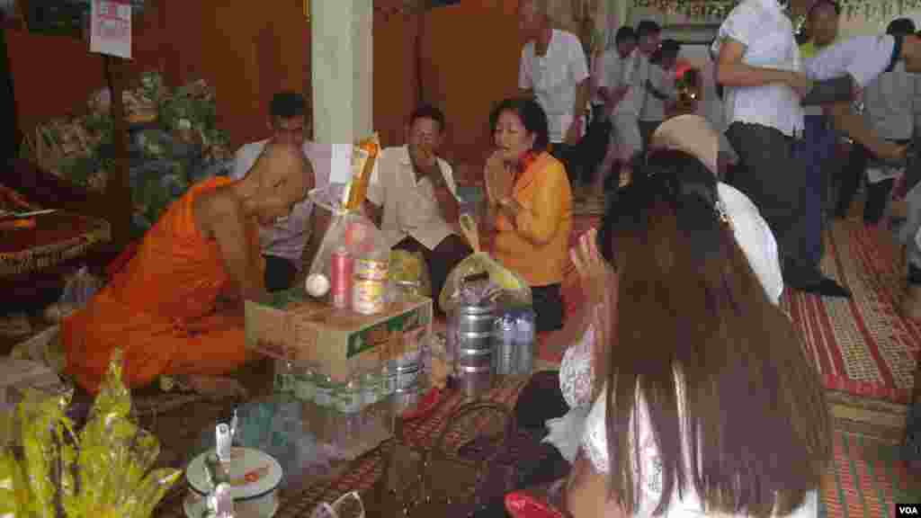 ពុទ្ធសាសនិកប្រគេនចង្ហាន់ដល់ព្រះសង្ឃនៅវត្តសុវណ្ណគីរីរតនៈភ្នំប្រុស (ហៅវត្តភ្នំប្រុស) ក្នុងស្រុកកំពង់សៀម ខេត្តកំពង់ចាម នៅថ្ងៃភ្ជុំបិណ្ឌ កាលពីថ្ងៃទី០១ ខែតុលា ឆ្នាំ២០១៦។ (ប៊ុន ប៉េងហ៊ុយ/VOA)