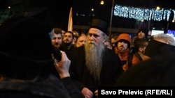 Episkop budimljansko-nikšićki Joanikije tokom protesta ispred Skupštine Crne Gore u Podgorici (Foto: RFE/RL/Slavko Prelević)