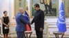 El fiscal de la Corte Penal Internacional, Karim Khan, durante una de las reuniones que sostuvo con el presidente de Venezuela Nicolás Maduro en su cuarta visita a Caracas. 