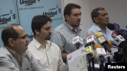 El diputado opositor venezolano Stalin González (2do. a la derecha), del partido Acción Democrática, habría viajado a Noruega para conversaciones de acercamiento con representantes del disputado gobierno de Nicolás Maduro.
