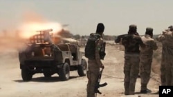 Pasukan keamanan Irak dan milisi Syiah meluncurkan roket ke arah militan Negara Islam (ISIS) dekat Fallujah, Iraq (7/7).