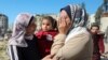 ایک فلسطینی خاتون جنگ بندی کے بعد غزہ میں اپنے گھر واپس جانے کی اجازت ملنے پر خوشی میں رو رہی ہے۔ جنوبی حصے کی عارضی پناہ گاہوں میں رہنے والے فلسطینی اب اپنے گھروں کو لوٹ رہے ہیں۔ 27 جنوری 2025