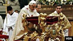 El Papa Benedicto XVI celebra la tradicional Misa del Gallo por Nochebuena en la basílica de San Pedro del Vaticano.