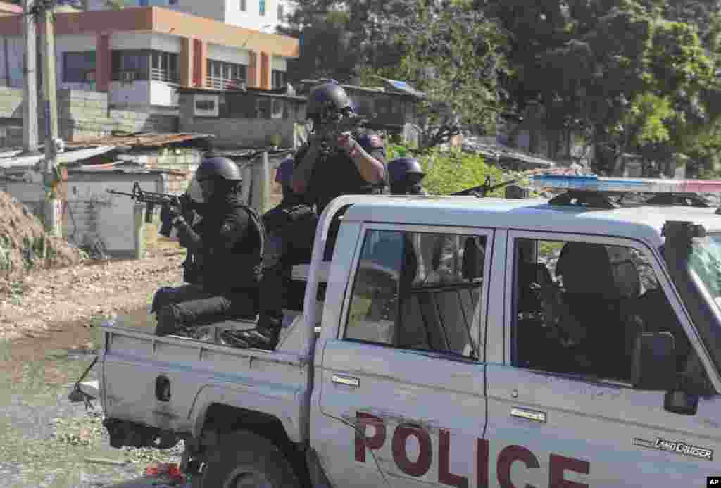 La policía patrulla una de las zonas asediadas por las pandillas en Puerto Príncipe, mientras se registraban tiroteos en diferentes regiones. 