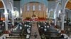 Des croyants prient dans l'église d'Onitsha, au Nigeria, le 14 avril 2005.