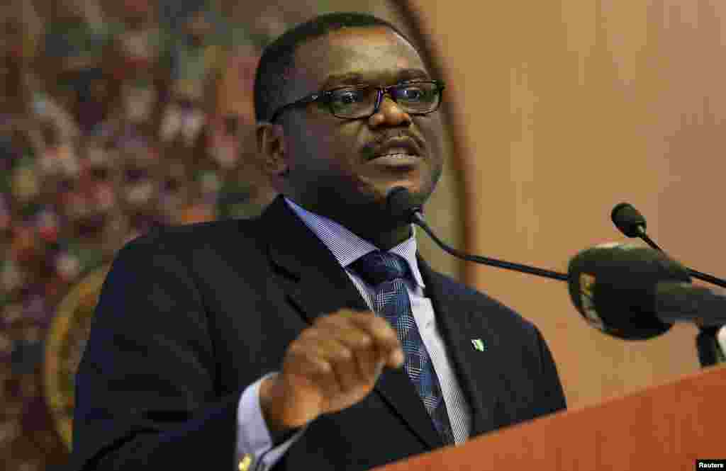 Nigeriya Sog'liqni saqlash vaziri Onyebuchi Chukvu xalqaro diplomatik xizmat vakillariga Ebolaga oid so'nggi vaziyat haqida ma'lumot bermoqda, Abuja, 7-avgust, 2014-yil.