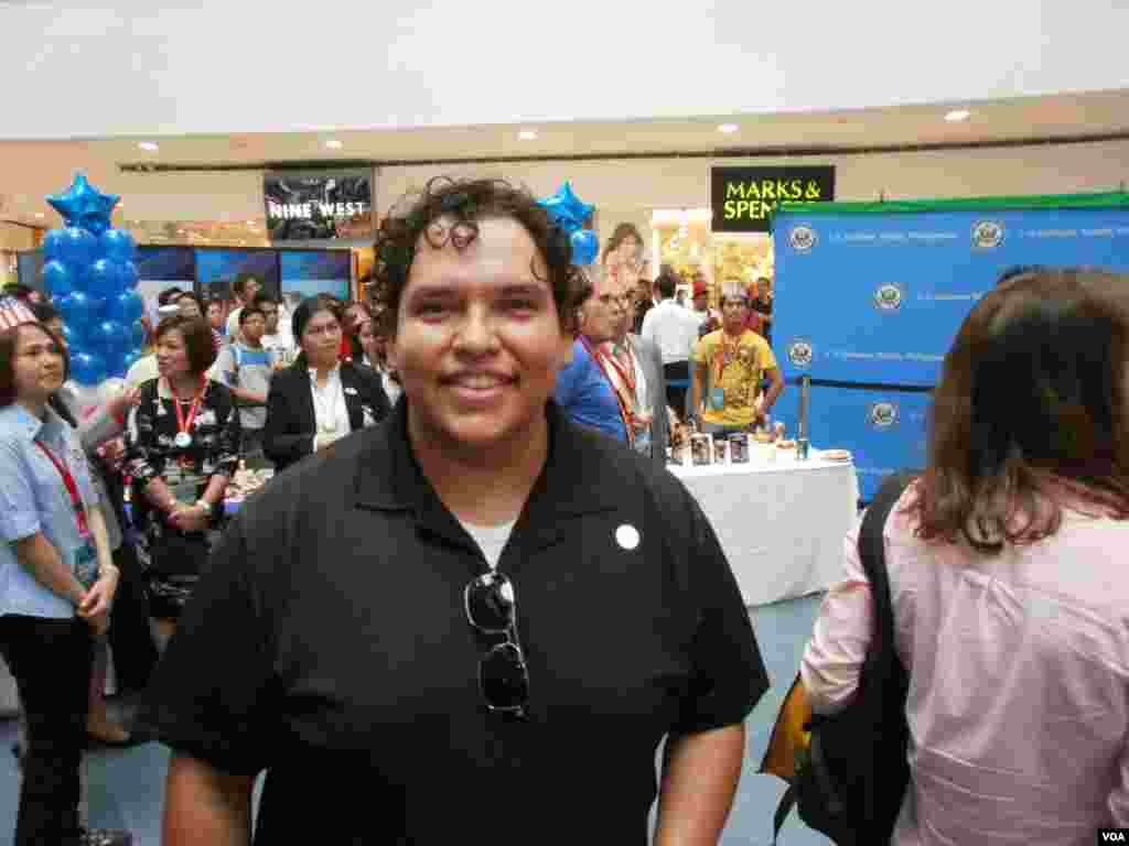Tony Guzman, a 31-yr old American, voted early in California before arriving in Manila, Philippines. He voted for Obama and said "His economic plan makes a lot more sense" and he likes his stance on social issues. (S. Orendain/VOA)