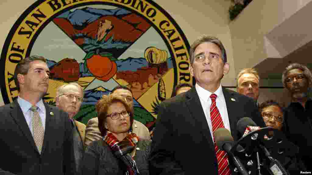 Carey Davis Magajin Garin San Bernardino Yana Jawabi ga Manema Labari Akan Harbin San Bernardino 