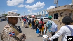 Fuerzas de seguridad de República Dominicana hacen guardia en el puente de Dajabón, en la frontera con Haití, el 14 de septiembre de 2023.