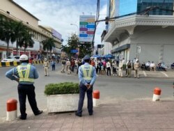 Security forces guard the Phnom Penh Municipal Court on November 26, 2020. (Aun Chhengpor/VOA Khmer)