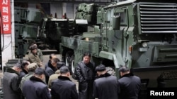 En esta imagen, distribuida el 10 de enero de 2024 por el gobierno de Corea del Norte, el líder norcoreano, Kim Jong Un, visita una fábrica de municiones. 