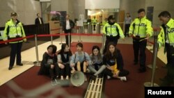 香港眾志和嶺大學生在政府總部大堂靜坐抗議修訂逃犯條例