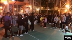 香港九龙东秀茂坪街坊举行和你唱和你行活动 （美国之音海彦拍摄 ）