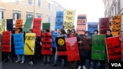 Las protestas se producen cuando el nuevo primer ministro, Mario Monti, presenta a la Cámara alta del Parlamento un paquete de medidas de austeridad.