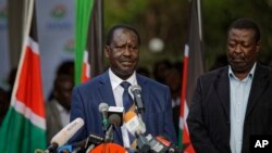 លោក Raila Odinga មេដឹកនាំ​ក្រុម​ប្រឆាំង​កេនយ៉ា​ធ្វើ​សេចក្តី​ថ្លែងការណ៍​ទៅ​កាន់​សារព័ត៌មាន នៅ​ក្នុង​ក្រុង​ណៃរ៉ូប៊ី កាលពី​ថ្ងៃទី៣១ ខែតុលា ឆ្នាំ២០១៧។