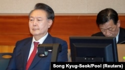 2025年2月20日南韓被彈劾的總統尹錫烈在南韓首爾憲法法院出席因其短暫實施戒嚴而遭彈劾的審判。