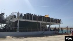 Des migrants secourus par un navire espagnol arrivent au port de Pozzallo, Sicile, Italie, octobre 2015. (VOA/Abdulaziz Osman)
