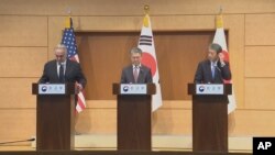 16일 한국 서울 외교부 청사에서 커트 캠벨 미 국무부 부장관과 김홍균 한국 외교부 1차관, 오카노 마사타카 일본 외무성 사무차관 차관협의회 회의 후 공동 기자회견을 갖고 있다.