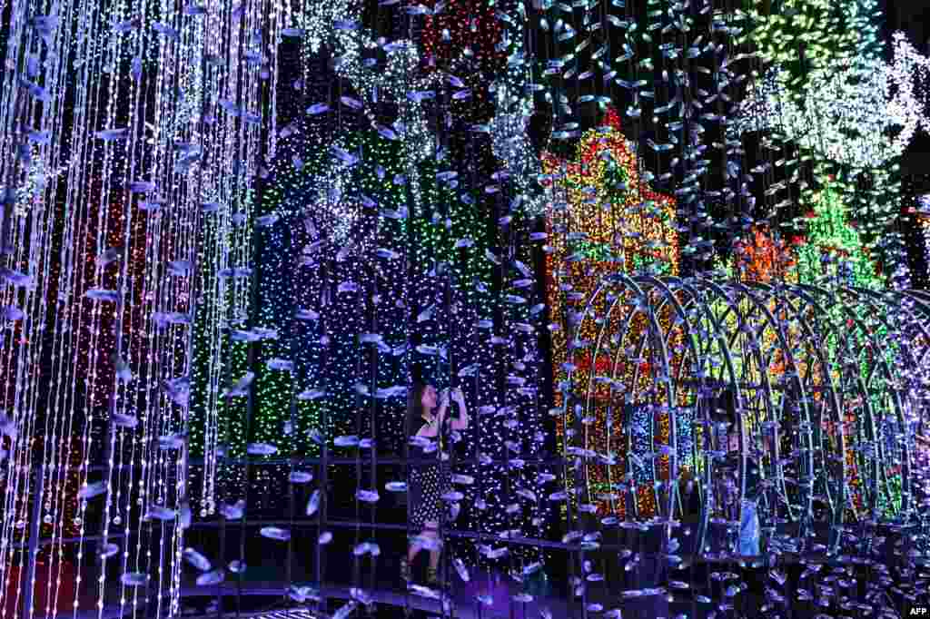 Seorang pengunjung memotret hiasan lampu-lampu Natal di taman hiburan Universal Studio Singapura. Taman hiburan ini memecahkan rekor Guinness dengan hiasan lampu Natal sebanyak 824.961 buah.