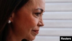 María Corina Machado, ganadora de la primaria presidencial opositora en Venezuela, llega a la sede de su partido en Caracas, el martes 26 de marzo de 2024. La postulada no pudo inscribir su candidatura ante el CNE de su país por estar inhabilitada.