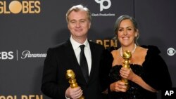 Christopher Nolan, izquierda, y Emma Thomas posan en la sala de prensa con el premio a mejor película dramática por "Oppenheimer", en la 81a edición de los Globos de Oro el domingo 7 de enero, en el Hotel Beverly Hilton en Beverly Hills, California.