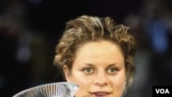 Kim Clijsters merebut posisi satu dunia setelah mengalahkan petenis Australia Jelena Dokic di turnamen Open Gaz de France di Paris hari Jumat (11/2).