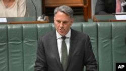 El viceprimer ministro de Australia, Richard Marles, asiste al turno de preguntas en la Cámara de Representantes en el Parlamento en Canberra, el 15 de noviembre de 2023.