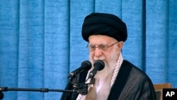 Foto publicada en sitio web oficial del líder supremo de Irán, muestra el ayatolá Alí Jamenei, hablando durante la ceremonia por el 35 aniversario de la muerte del fallecido líder del país, el ayatolá Jomeini, en su santuario en Teherán, Irán, el 3 de junio de 2024. 