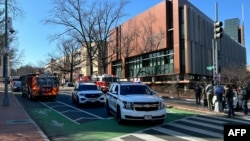 Anggota Dinas Rahasia AS memblokir akses ke jalan menuju Kedutaan Besar Israel di Washington, DC pasca aksi bakar diri seorang anggota tentara AS, hari Minggu 25 Februari 2024.