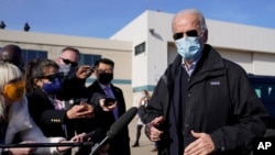 El presidente electo Joe Biden habla con la prensa antes de abordar un avión en el aeropuerto de New Castle, en Delaware, el martes 15 de diciembre de 2020.