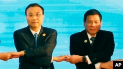 老挝万象举行的东盟会议上，中国总理李克强(左)和菲律宾总统杜特尔特(右)手拉手(资料照片)。