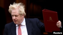 英国首相约翰逊离开唐宁街10号首相官邸（2022年2月21日）