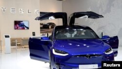 Un modelo eléctrico de Tesla en una exposición en Bruselas en 2020.
