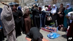 Para Muslimah Palestina melakukan sholat dan doa bersama di luar 'Pintu Gerbang Domba' di komplek Kota Tua Yerusalem, Selasa (25/7). 