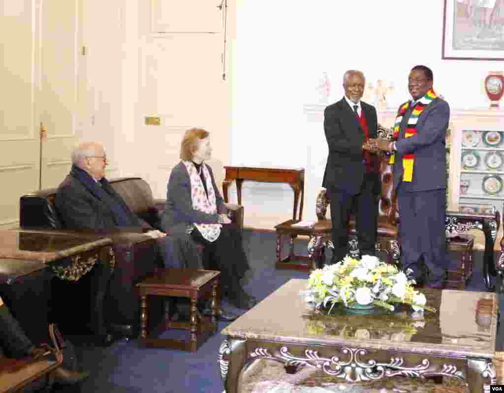 Former U.N. secretary general Kofi Annan with President Emmerson Mnangagwa at the State House in Harare while fellow members of “The Elders” group Mary Robinson, the former president of Ireland, and Lakhdar Brahimi, an Algerian career diplomat look on, July 20, 2018. (S. Mhofu/VOA)