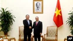 Menteri Luar Negeri Korea Utara Ri Yong Ho (kiri) bersama Perdana Menteri VIetnam Nguyen Xuan Phuc di Hanoi, Vietnam, 1 Desember 2018.